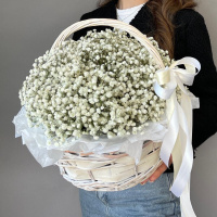 Корзина с белой гипсофилой