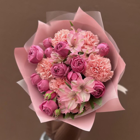 Букет_Букет с пионовидными кустовыми розами, диантусами и альстромериями