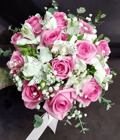 Свадебный букет невесты из розовых роз и альстромерий