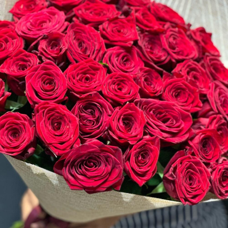 Букет_Красные розы в сетке