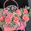 Букет_Розовые гвоздики в сумочке