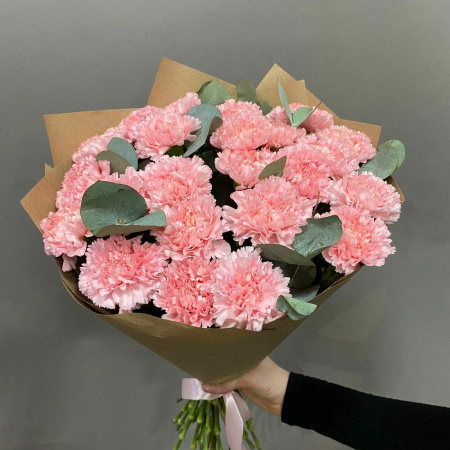 Букет_25 розовых гвоздик и эвкалипта